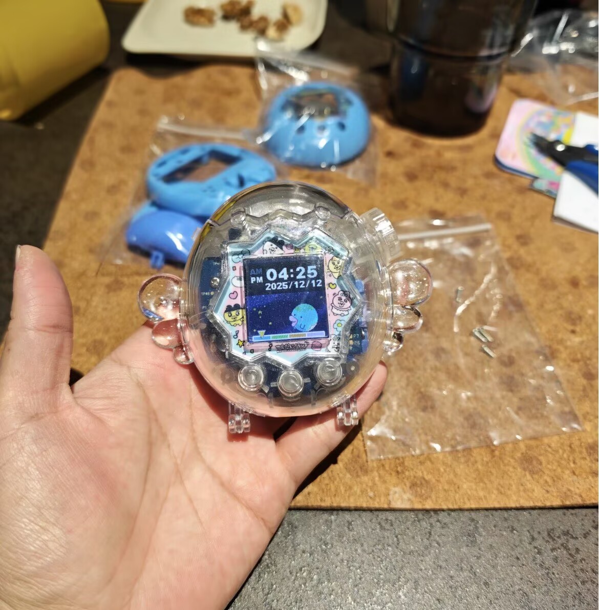حافظة بتصميم جناح خيالي لجهاز  - مراجعة Bandai Model Tamagotchi وسعره